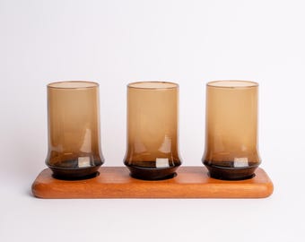 Vintage Mid Century Modern Flight Set mit Libbey Amber Gläsern und Teak Tablett