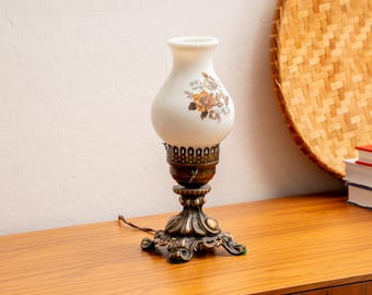 Vintage Messing, Metall & weiße Milchglas Floral elektrische Sturmlampe