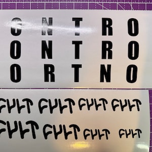 Peut inclure: Deux feuilles de papier blanc avec des lettres noires. La feuille du haut porte le mot "CONTROL" écrit en lettres noires, chaque lettre étant répétée trois fois dans une grille. La feuille du bas porte le mot "FULT" écrit en lettres noires, répété huit fois dans une grille.
