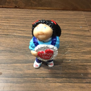Vintage  Cabbage Patch Girl PVC Figure  Girl Holding I Love You Valentine Rare Vintage Figure