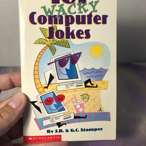 Op de afbeelding: Een boek getiteld "101 Wacky Computer Jokes" door J.B. & G.C. Stamper. De omslag toont een cartoonillustratie van twee computermonitoren die een zonnebril dragen en genieten van een tropische vakantie.