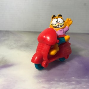 Vintage 1980&#39;s Garfield and Odie Scooter PVC Figure! Nostalgia MCDONALD&#39;S Vintage Happy Meal Toy Rare Nostalgia