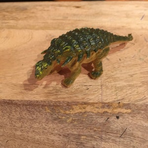 Ankylosaurus z lat 90. (zielony/żółty) – figurka dinozaura/ozdoba na tort wyprodukowana w Chinach – niesamowita nostalgia lat 90.