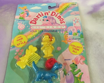 Jahrgang 1992 - Meritus Spielzeug Darlin' Dinos - Lil Dinos brandneu in Verpackung Vintage 1990 Dinosaurier Puppe Spielzeug Nostalgie