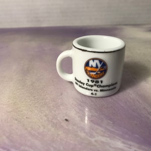 Kubek Vintage NHL Stanley Cup Crazy Mini Mug New York Islanders 1981 Mistrzowie z przeciwnikiem i wynikiem - Niesamowita nostalgia za NHL