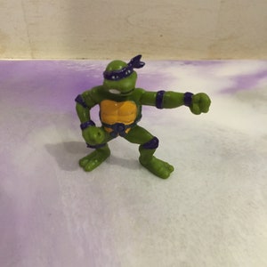 Statuetta in PVC vintage anni &#39;90 raffigurante Bully Donatello delle Tartarughe Ninja - Statuetta rara d&#39;epoca delle Tartarughe Ninja