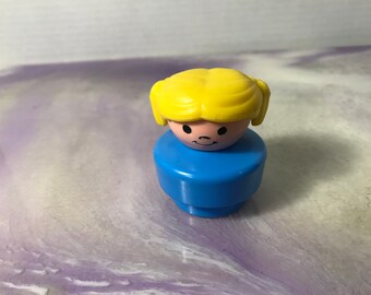 Figurka Fisher Price Little People z lat 90. XX wieku - pulchna dziewczynka z blond włosami, niebieskie ubranie, model Little People z lat 90.!