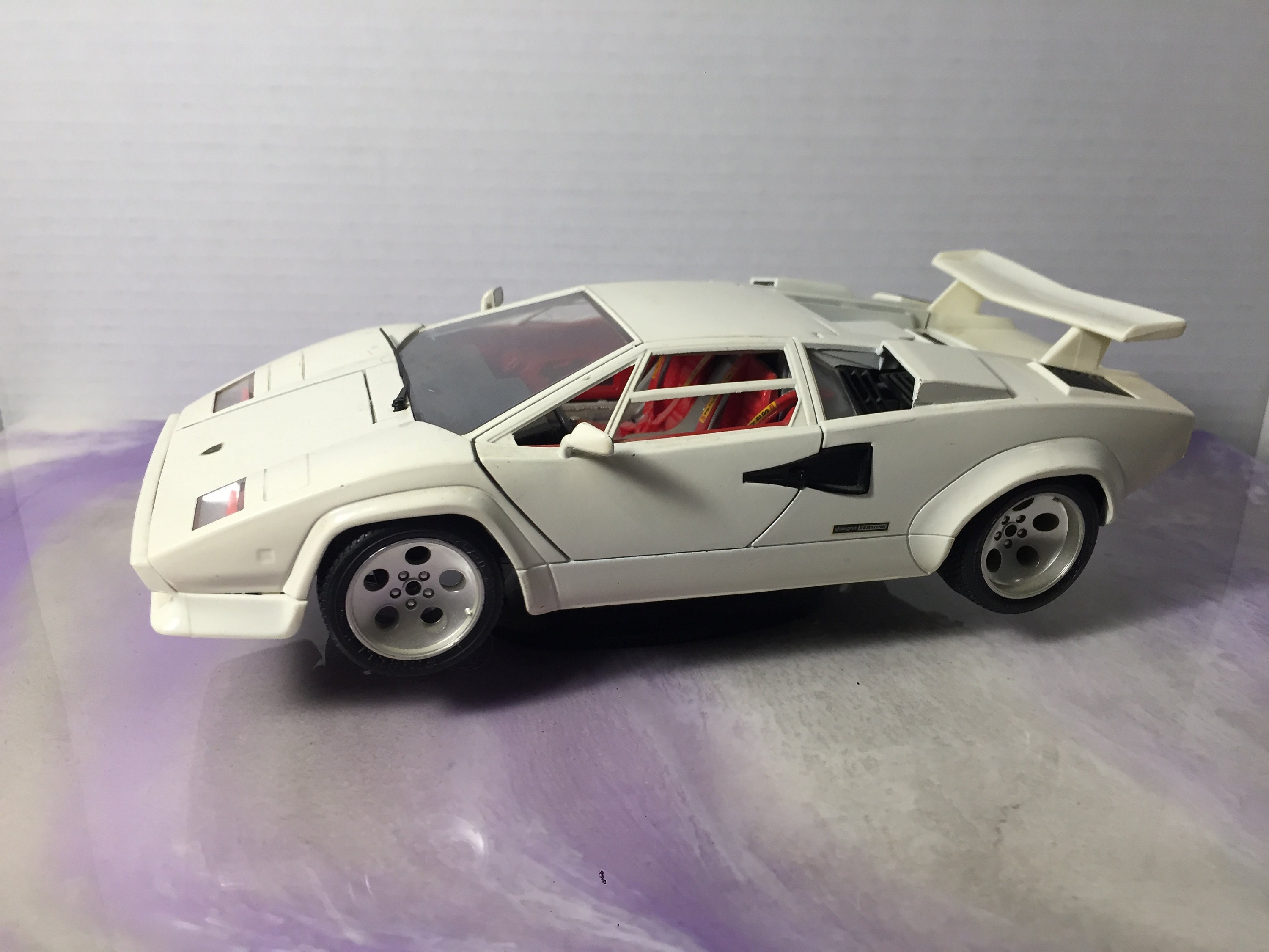 ブラーゴ　Bburago Lamborghini Countach (1988) Burago 1988 Lamborghini Countach 1:18 Scale Diecast Supercar