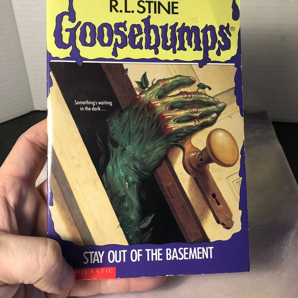 Vintage Stay Out Of The Basement (Goosebumps - 2) por R.L. Stine (Libro de bolsillo) - Vintage 90's Kids Novel