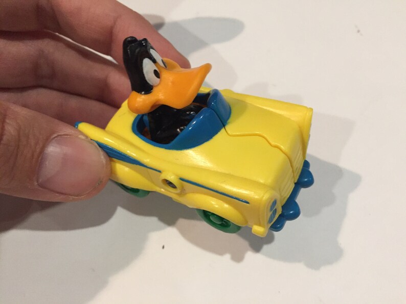 Vintage Warner Brothers Looney Tunes Daffy Duck in Splitting Yellow Car Rare Happy Meal Toy 90/'s Nostalgia