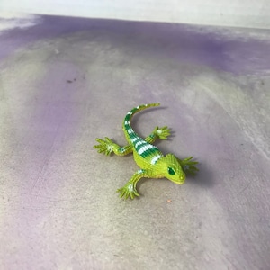 Brinquedo para répteis vintage em PVC Mini lagarto verde e branco - Topper de bolo para animais/répteis de plástico vintage raro dos anos 90