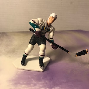 Kenner - Starting Lineup - NHL Hockey - Paul Kariya Action Figure - Vintage 1990&#39;s Anaheim Ducks Figure