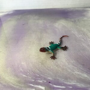 Brinquedo salamandra réptil vintage pvc mini lagarto verde e roxo-plástico vintage raro 1990 animal/réptil bolo topper