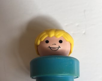 Figurka Fisher Price Little People z lat 90. XX wieku, pulchna, dziewczęca, w niebieskim stroju i z blond włosami, pojazd Little People z lat 90.!