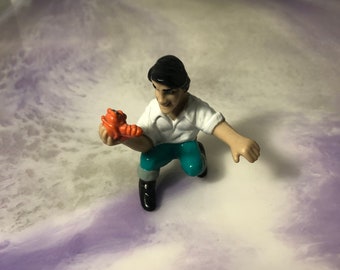 vintage Disney La petite sirène PRINCE ERIC tenant une figurine de Sebastian en PVC pour gâteau jouet vintage rare ! Jouet vintage amusant !