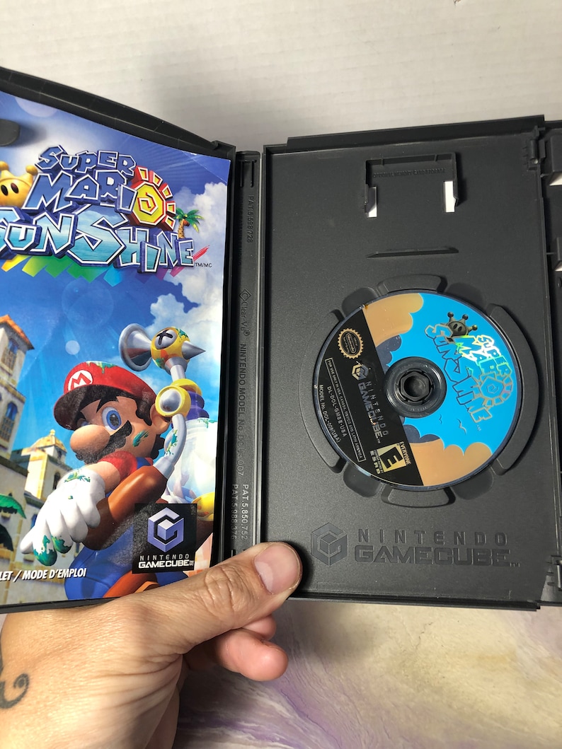 Vintage Nintendo Gamecube SUPER MARIO SUNSHINE Video Game Complete with Manual and Case Great Shape image 3