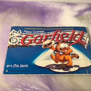Vintage Here Comes Garfield - Jim Davis ~  Softcover Vintage Book 1980&#39;s Nostalgia Garfield Comic