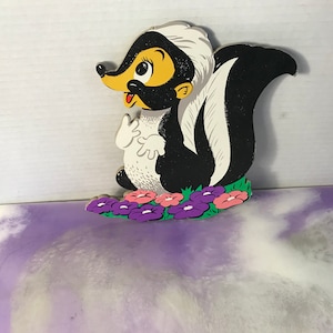 Ornamento de parede vintage Walt Disney BAMBI - FLOR the Skunk Grosso vintage papelão ornamento arte de parede -