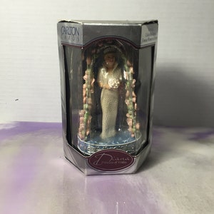 vintage Carlton Cards Heirloom "Diana Princess of Wales" 1998 Ornement 1er dans la série Nouvelle - Box Worn