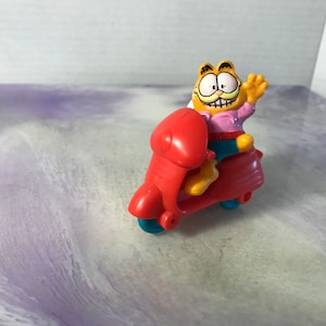 Vintage 1980&#39;s Garfield and Odie Scooter PVC Figure! Nostalgia MCDONALD&#39;S Vintage Happy Meal Toy Rare Nostalgia