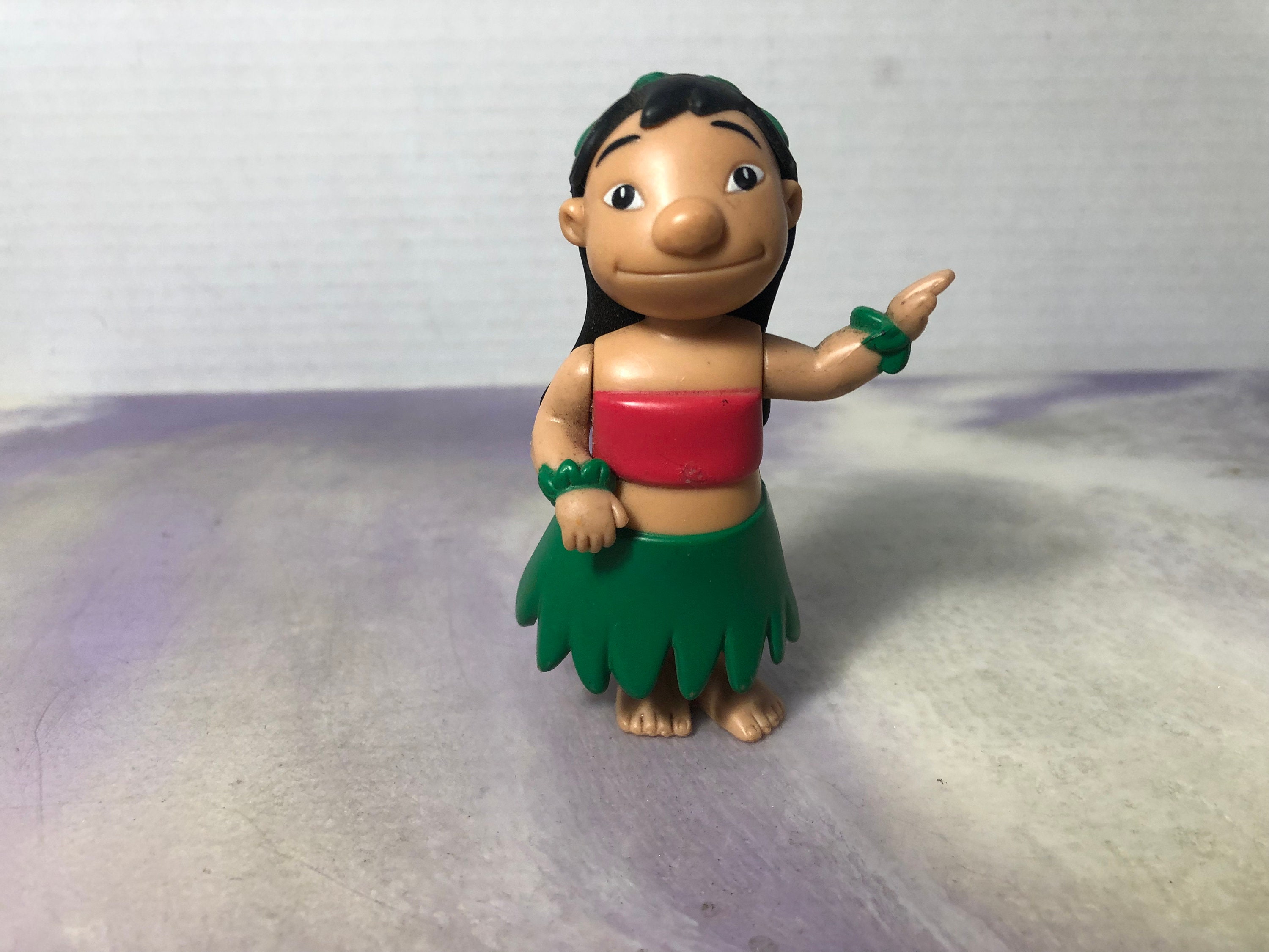 Figurine - Lilo et Stitch - Stitch enveloppé dans une guirlande