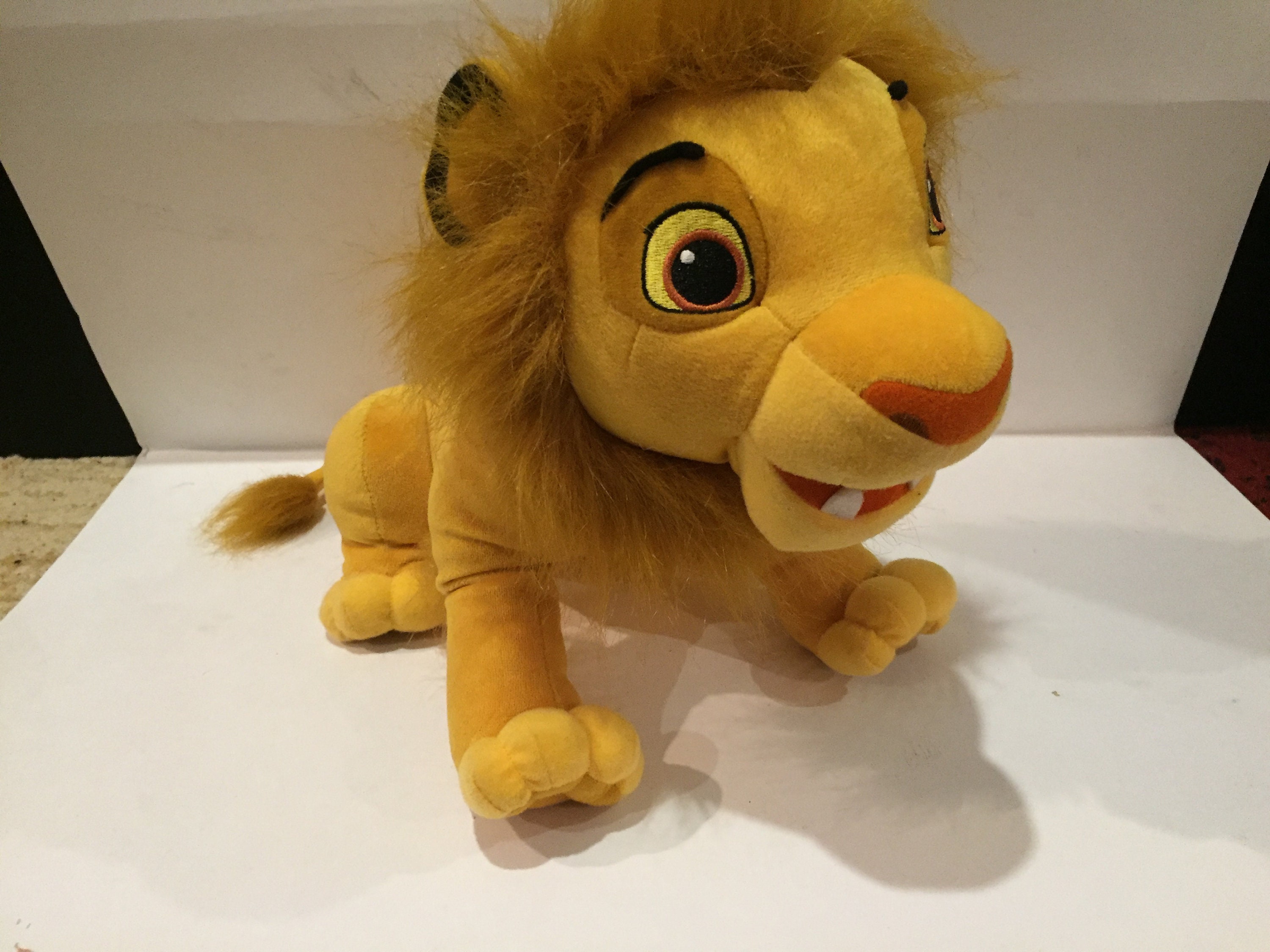 Disney Peluche Simba Le Roi Lion 30,5 cm : : Jeux et Jouets