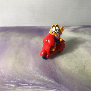 Vintage 1980&#39;s Garfield and Odie Scooter PVC Figure! Nostalgia MCDONALD&#39;S Vintage Happy Meal Toy Rare Nostalgia