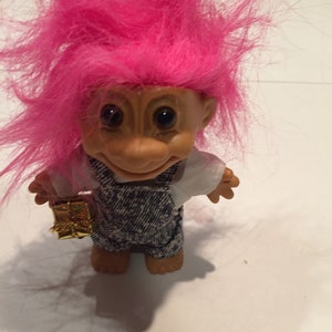 Troll de cabelo rosa em macacão carregando presente - Boneco Troll Russ - Cabelo ROSA - Boneco Troll raro vintage dos anos 90