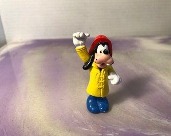 ヴィンテージ ディズニー グーフィー レインコート 2.5インチ フィギュア PVC ケーキトッパー レアなヴィンテージおもちゃ! ディズニー ノスタルジア フィギュア!