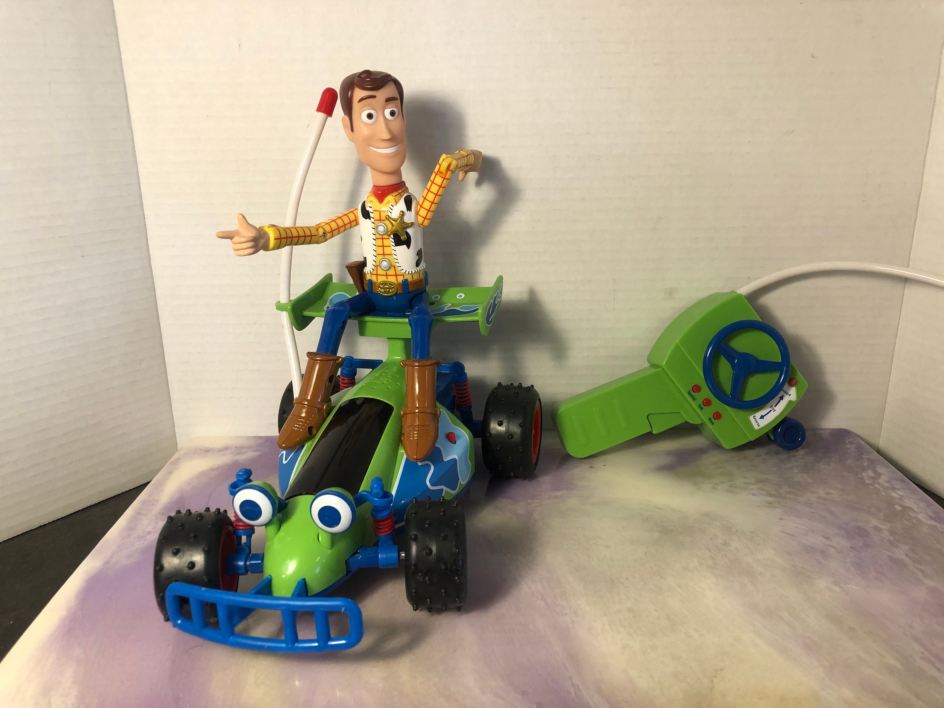 Petite voiture l'inventaire à l'effigie des personnages de Disney