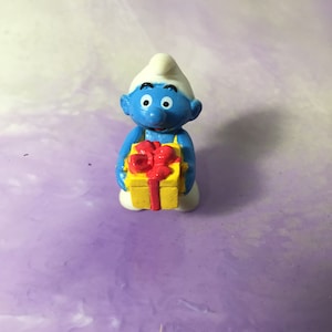 Vintage SMURFS 2&quot; Mini Smurf (Smurf Holding Present) Figure PVC Cake Topper Rare Vintage Toy! Smurf Vintage figure!