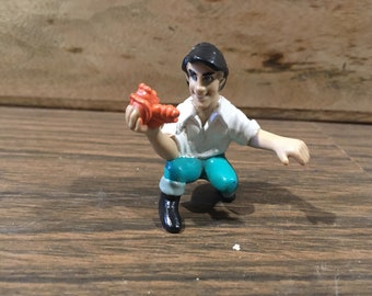 vintage Disney La petite sirène PRINCE ERIC tenant une figurine de Sebastian en PVC pour gâteau jouet vintage rare ! Jouet vintage amusant ! Lot 2