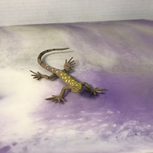 Brinquedo de réptil vintage em PVC marrom e lagarto branco - topper de bolo de animal / réptil de plástico vintage raro dos anos 90
