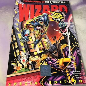 Könnte beinhalten: Ein Wizard-Magazin-Sonderausgabe-Cover mit einem Comic-Charakter in einem blau-goldenen Anzug, einem Charakter in einem lila-goldenen Anzug und einem Charakter in einem grün-roten Anzug. Der Covertext lautet "The Beginning of the Valiant Era" und "Wizard Special The Valiant Era 3,95 $ USA 5,35 $ CAN."