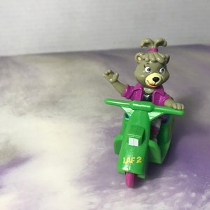 Vintage 1990 Hanna Barbera Yogi Bear Cindy Bear Brinquedo infantil para refeição infantil - Carro de brinquedo vintage dos anos 90
