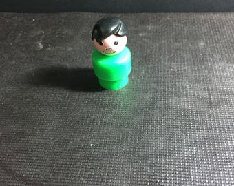 Vintage 1960er 70er Gebraucht Fischer Preis Little People Grünes Hemd Schwarzes Haar Figur - Vintage Little People Schulfamilie Spielset Figur