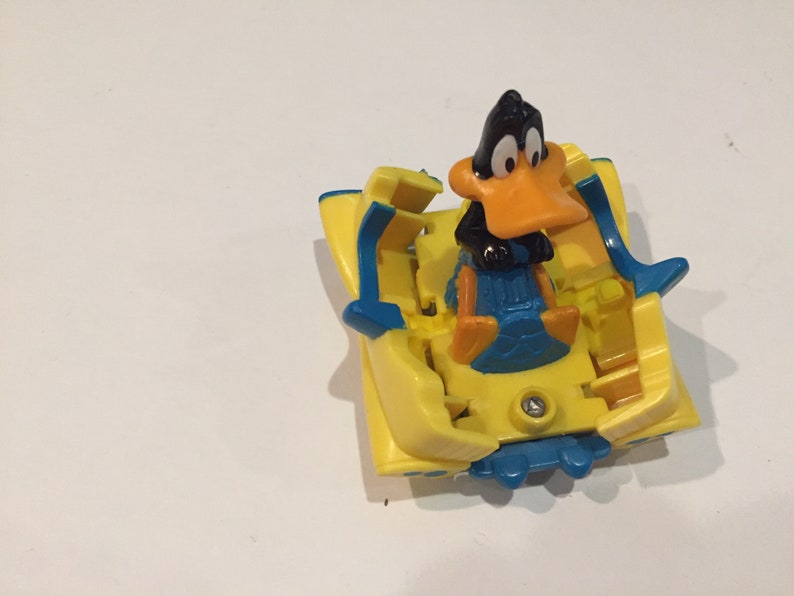 Vintage Warner Brothers Looney Tunes Daffy Duck in Splitting Yellow Car Rare Happy Meal Toy 90/'s Nostalgia