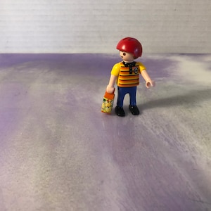 Vintage Playmobil - Figura de menino com camisa listrada de chapéu vermelho - Bonecos de Playmobil dos anos 90 - Nostalgia vintage rara