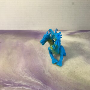 ヴィンテージ 1990 年代 ブルー PVC 双頭ドラゴン フィギュア - 香港製 フィギュア / ケーキ トッパー - 90 年代の素晴らしいノスタルジア
