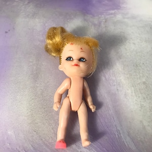 Poupée fille vintage des années 1970 et 80 aux cheveux blonds - Fabriquée à Hong Kong - Grande poupée vintage, poupées jouets pour la famille - Nostalgie de maison de poupée rétro
