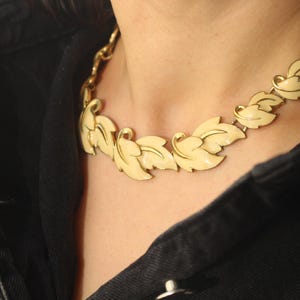 Collana vintage Monet in oro con foglie in smalto testurizzato – Eleganti gioielli di design