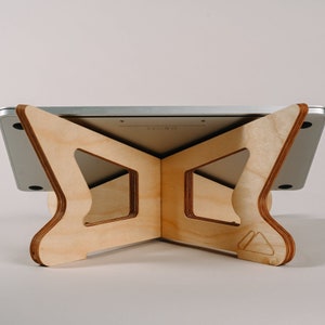 Soporte portátil de madera para computadora portátil Paramount Eco X / 40% de venta - Picos iguales / Madera sostenible / Regalo perfecto / Regalo para trabajar desde casa