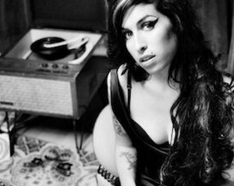 AMY WINEHOUSE , ( record player )