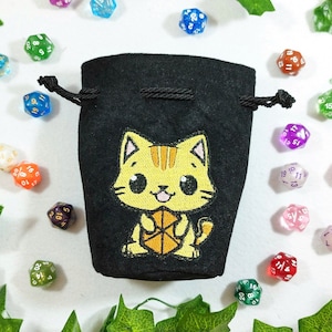 Bestickte Würfeltasche aus Velours. Katze spielt mit Würfeln. Gefütterte Würfeltasche für Rollenspiele. Handgefertigt in Italien.