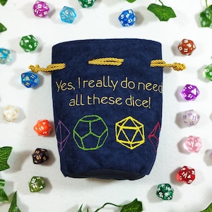 Bestickte Würfeltasche aus Velours. Ja, ich brauche wirklich alle diese Würfel. Gefütterte Würfeltasche für Rollenspiele. Handgefertigt in Italien