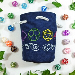Bestickte Würfeltasche aus Velours. Würfelset mit Kringel. Gefütterte Würfeltasche für Rollenspiele. Handgefertigt in Italien.