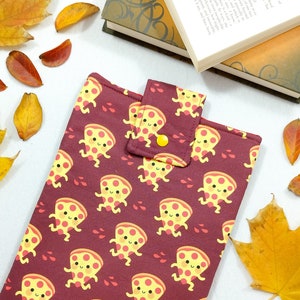 Può includere: Una custodia per libri color borgogna con un motivo ripetuto di fette di pizza carine con facce sorridenti. La custodia ha una patta con chiusura a bottone.