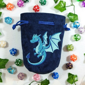 Würfeltasche aus Velours, bestickt mit fliegendem Drachen. Gefütterte Würfeltasche für Rollenspiele. Handgefertigt in Italien.