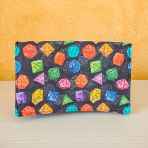 Tabakhalter im Fantasy-RPG-Stil mit farbigen Würfeln: für Zigaretten, Geld, Karten, Dokumente. Aus Baumwolle, mit Taschen. Handgefertigt in Italien.