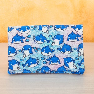 Porta documenti kawaii a tema Orche nel mare: per passaporto, soldi, tessere, documenti. In cotone, con tasche. Fatto a mano in Italia.
